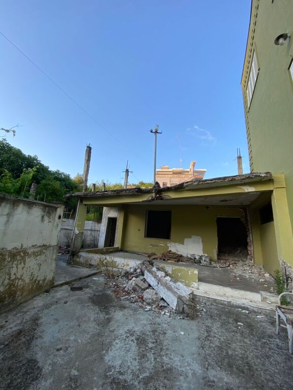 Terreno + Casa con Alto Potenziale di Sviluppo in Vendita
