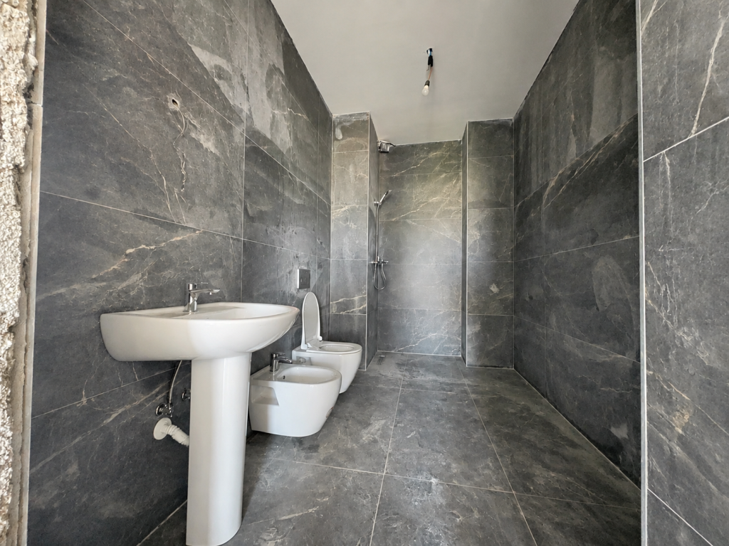 Shitet Apartament 2+1 me Sipërfaqe të Bollshme në Aura Complex, Tiranë