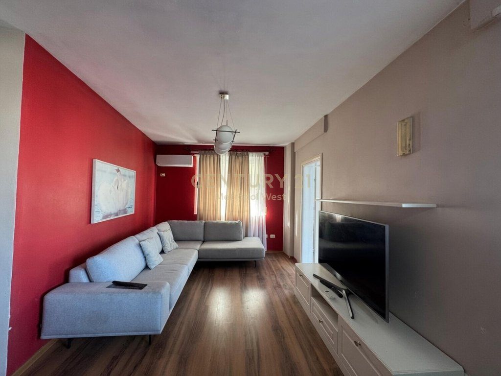 Rruga e Barrikadave, apartament 2+1+2 me qira 700 € /Muaj