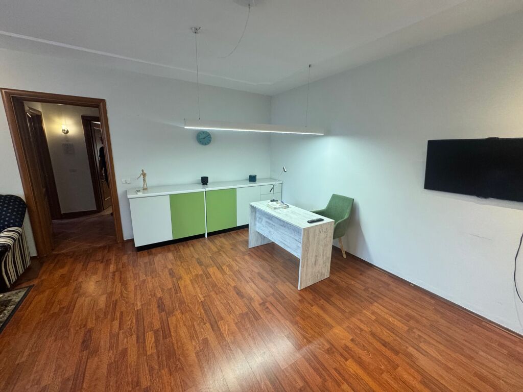 Ufficio 3+1 in affitto presso il Tribunale di Tirana