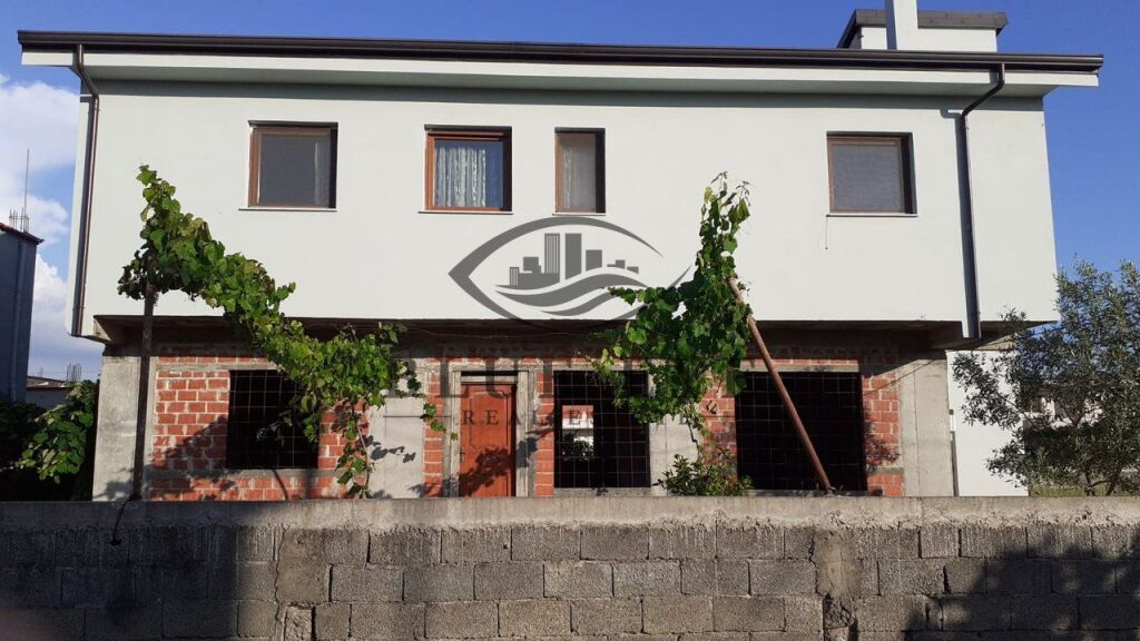 Vilë per Shitje 3+2 dhe toke në Ish këneta, Durrës