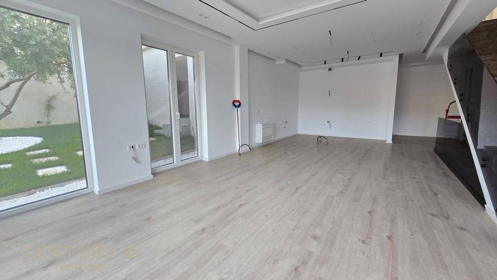 Villa with swimming pool for rent in a private residence, near the Dry Lake! 5,000 € /Month