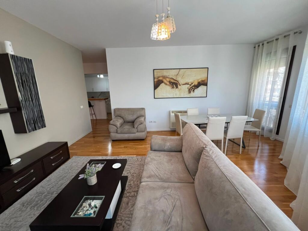 Apartament 2+1+ Parking per qira tek Rruga e Barrikadave.