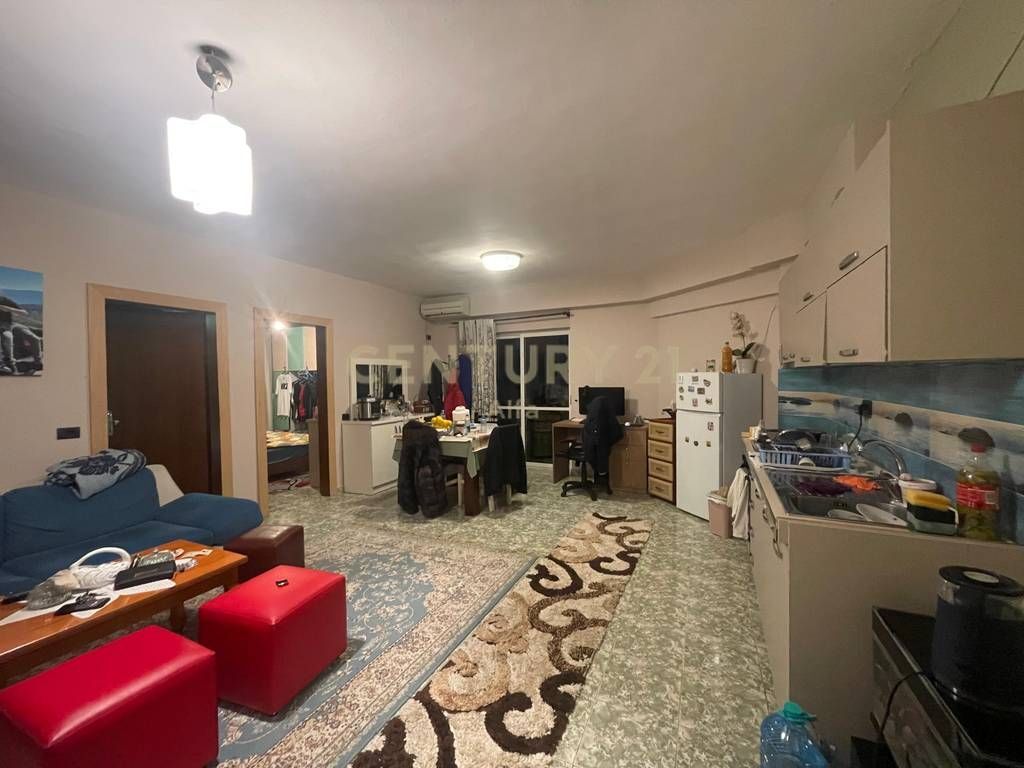 Apartament 2+1 me Verande per shitje te Komuna e Parisit