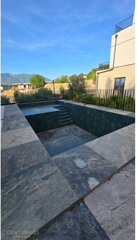 Villa with swimming pool for rent in a private residence, near the Dry Lake! 5,000 € /Month