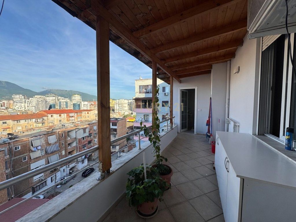 Rruga e Barrikadave, apartament 2+1+2 me qira 700 € /Muaj