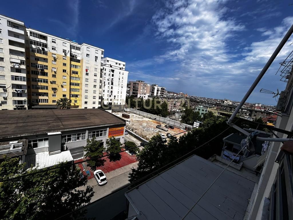 Apartament 2+1+2 për shitje pranë Tregut Industrial!