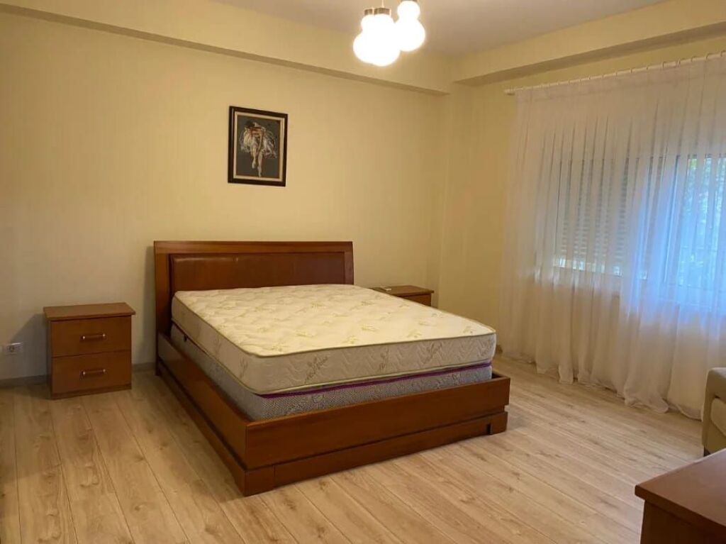 🏡 Affittasi appartamento 2+1 + cucina separata – Di fronte alla nuova maternità 65.000 Lek/mese