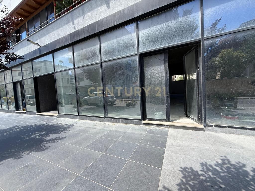 🏢 Unità Commerciale in Vendita 348,85m² sulla Spiaggia, Durrës – Possibilità di Dividere in 2 Parti e Vendere.