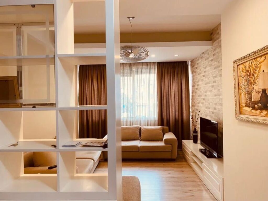 🏡 Affittasi appartamento 2+1 + cucina separata – Di fronte alla nuova maternità 65.000 Lek/mese