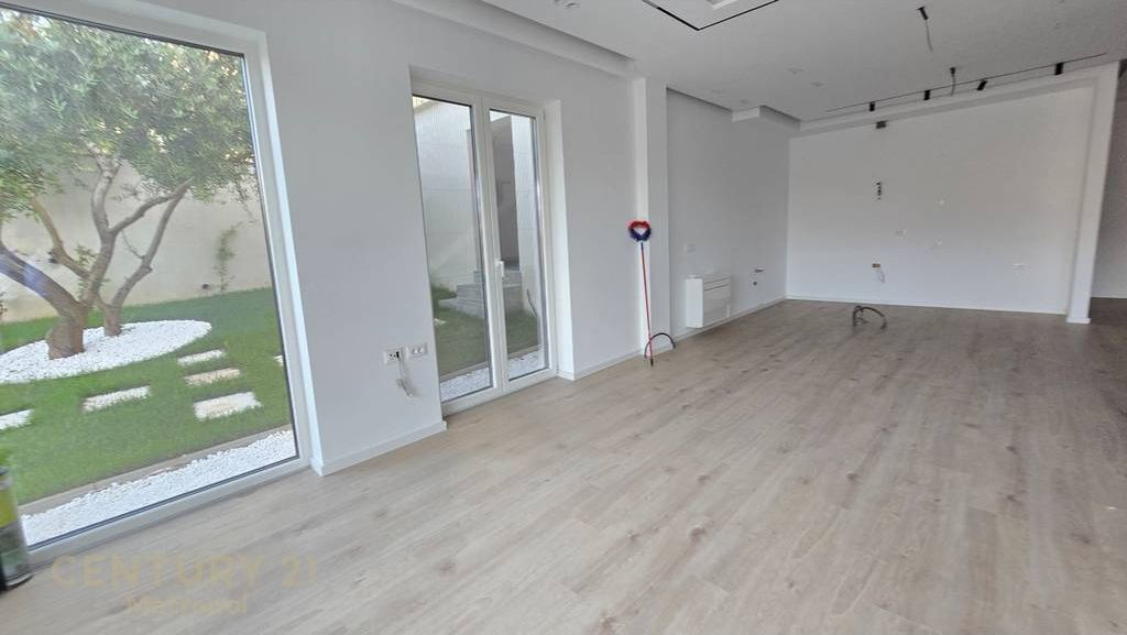 Vile me pishine per qira ne rezidence private, prane Liqenit te Thate! Metropol142923