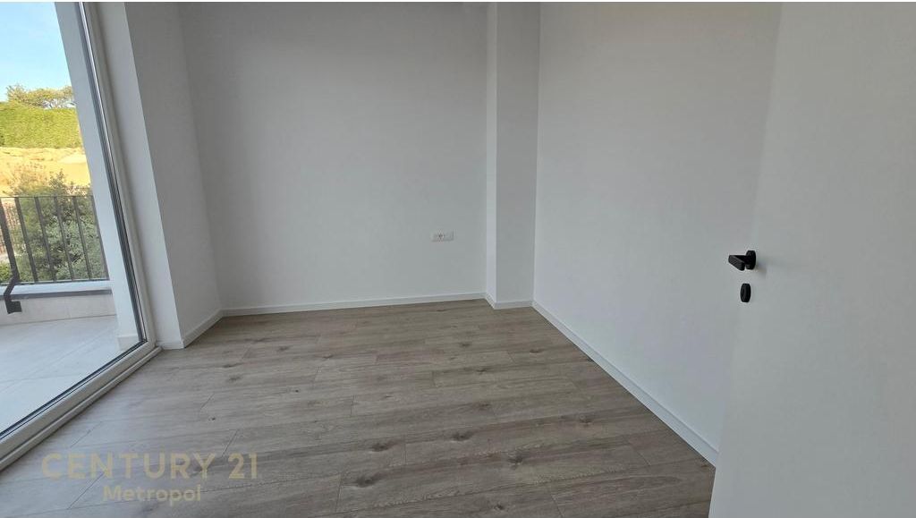 Vile me pishine per qira ne rezidence private, prane Liqenit te Thate! Metropol142923
