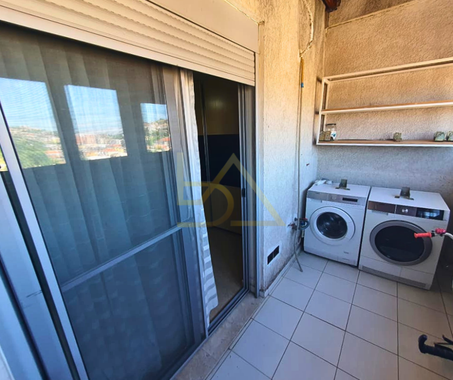 Vendesi in vendita 2+1 con veranda – Durazzo, vicino alla Direzione della Polizia