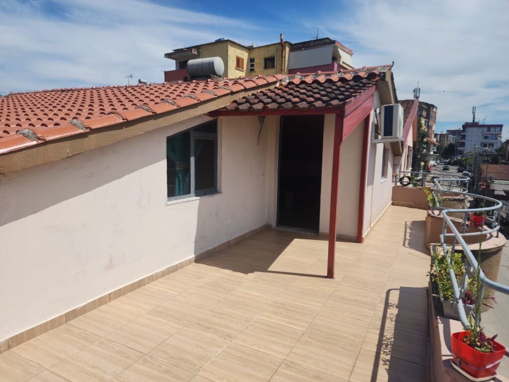 Rent | Shtëpi private 2 + 1 | Rruga Njazi Meka | 300 €/month