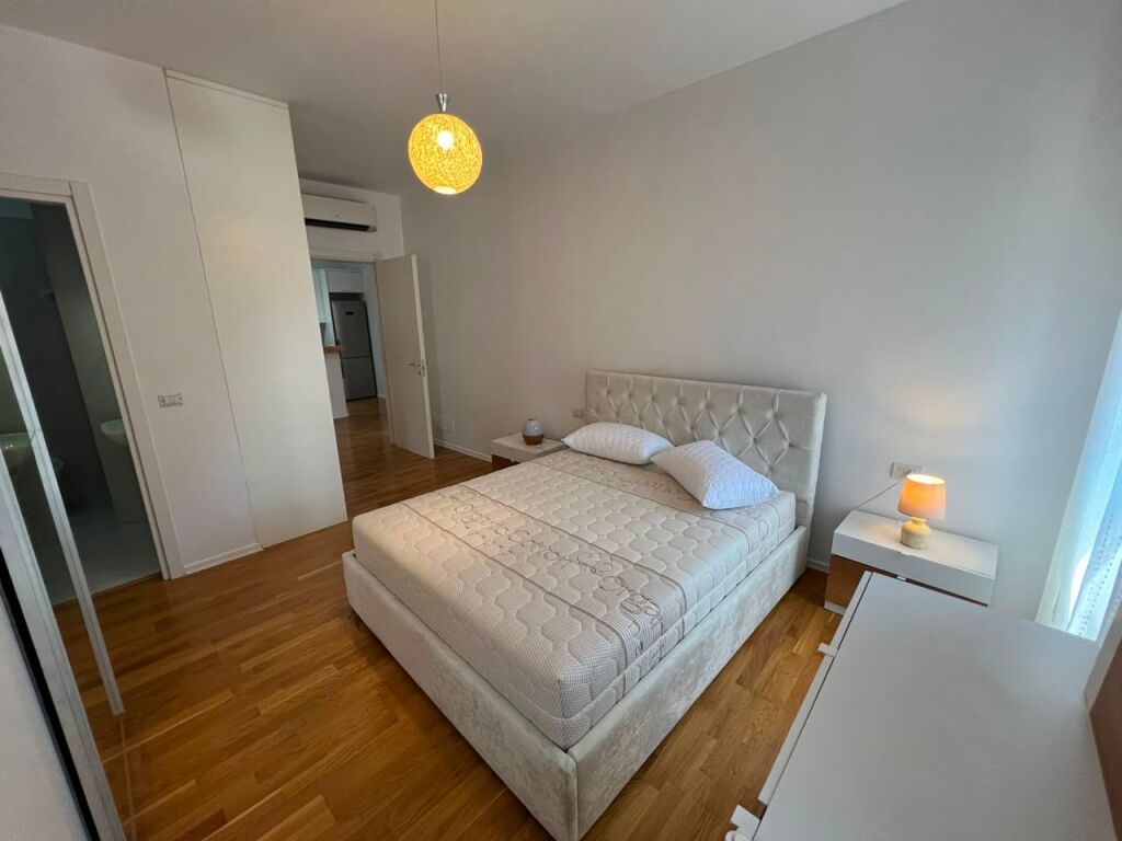 Qira Apartament 2+1 tek rruga Barrikadave !!