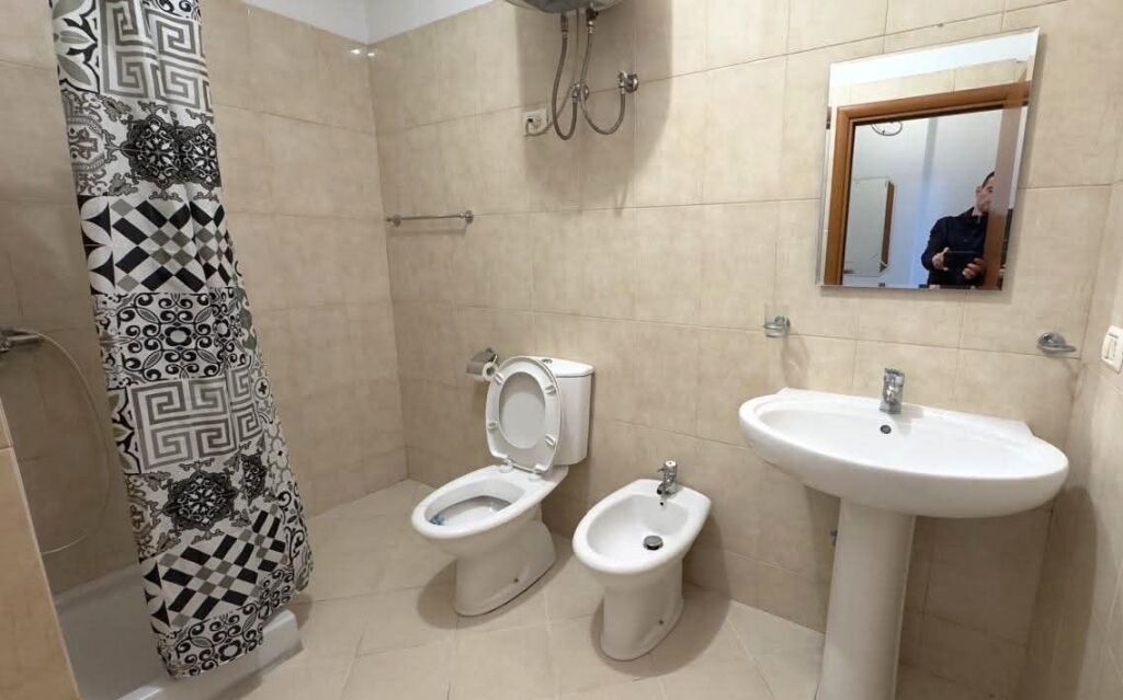 Affittasi appartamento 1+1, nel centro di Tirana (circo di Tirana) 65000 lek al mese