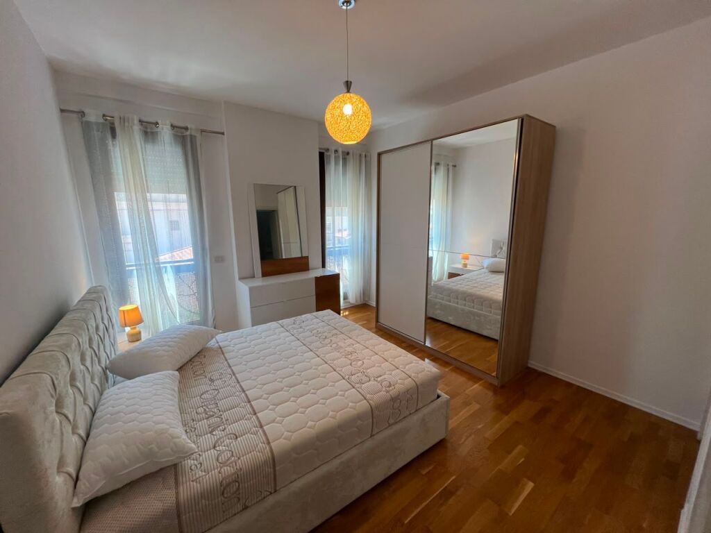 Qira Apartament 2+1 tek rruga Barrikadave !!