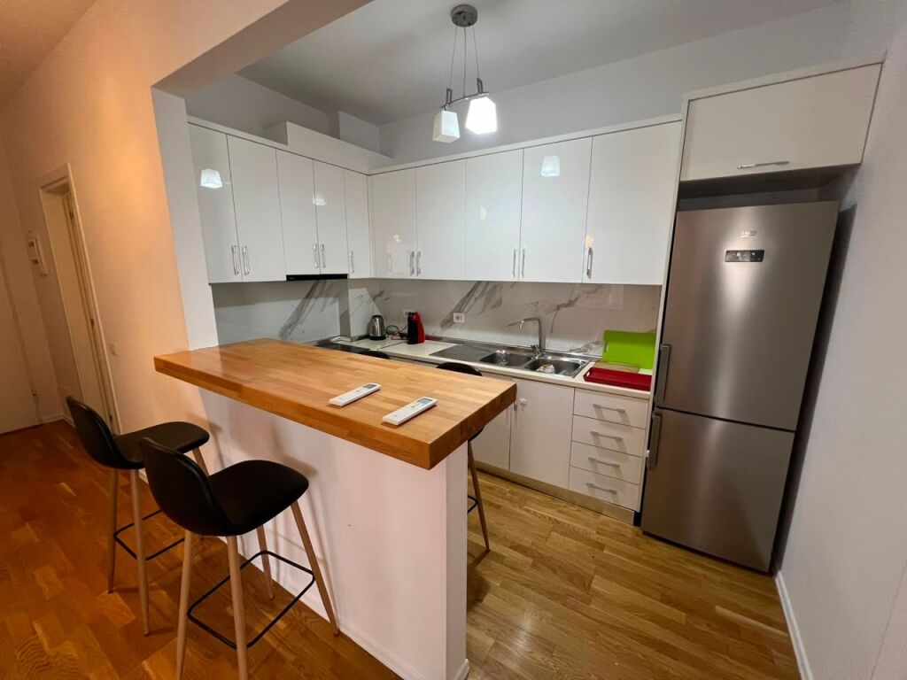 Apartament 2+1+ Parking per qira tek Rruga e Barrikadave.