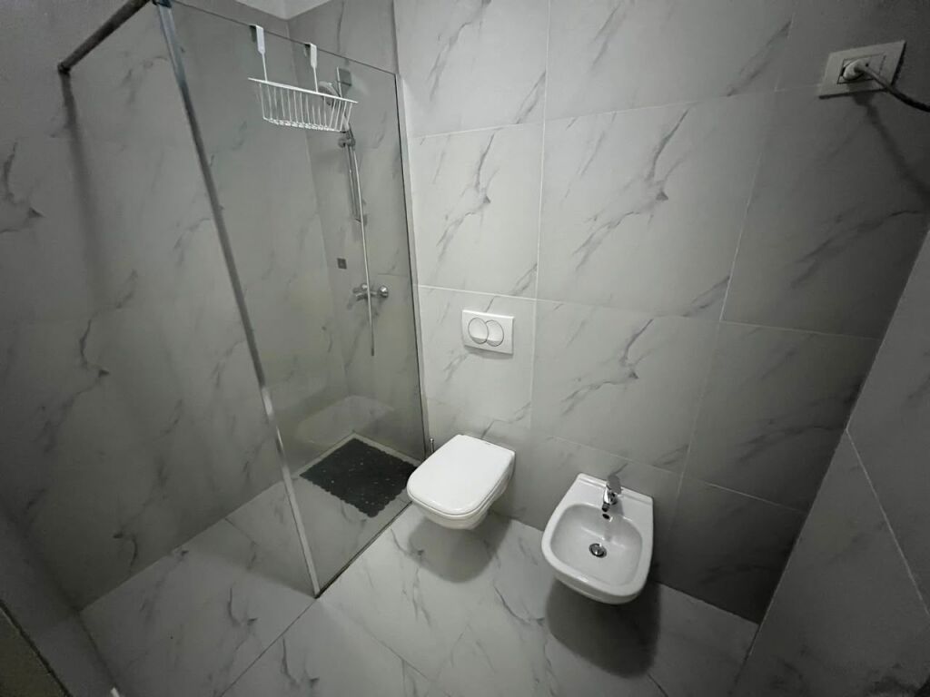 Qira Apartament 2+1 tek rruga Barrikadave !!