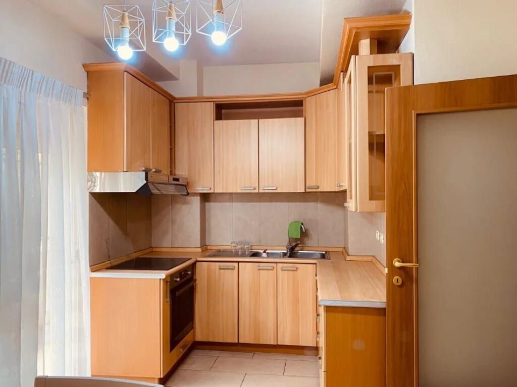 🏡 Affittasi appartamento 2+1 + cucina separata – Di fronte alla nuova maternità 65.000 Lek/mese
