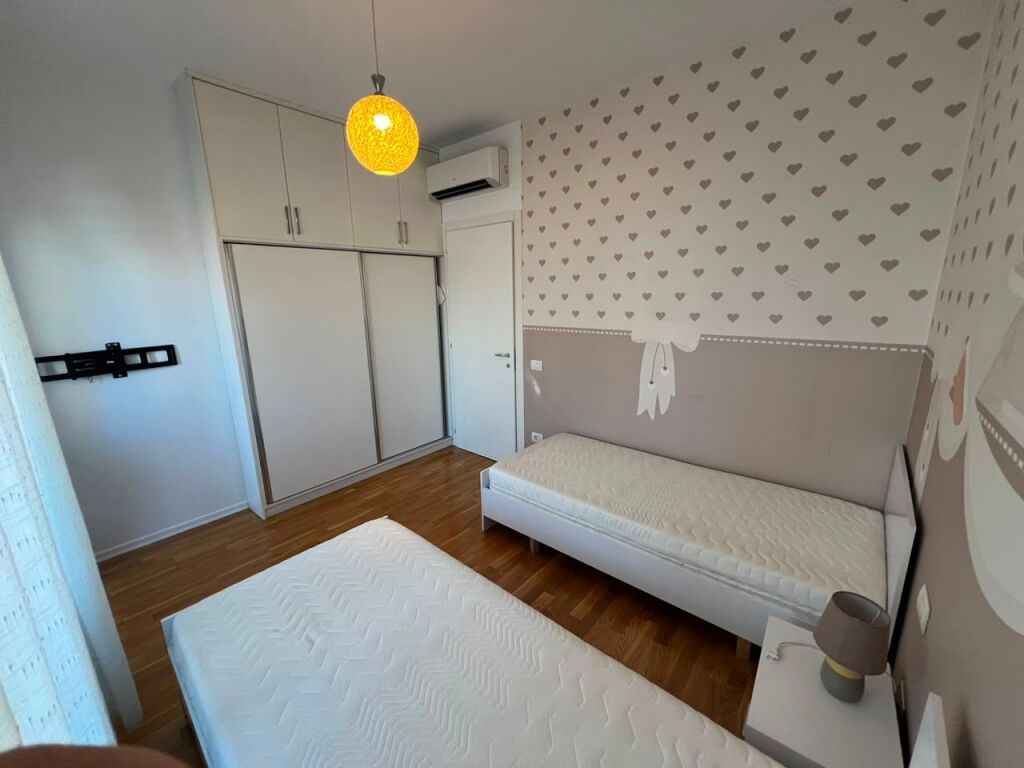 Qira Apartament 2+1 tek rruga Barrikadave !!