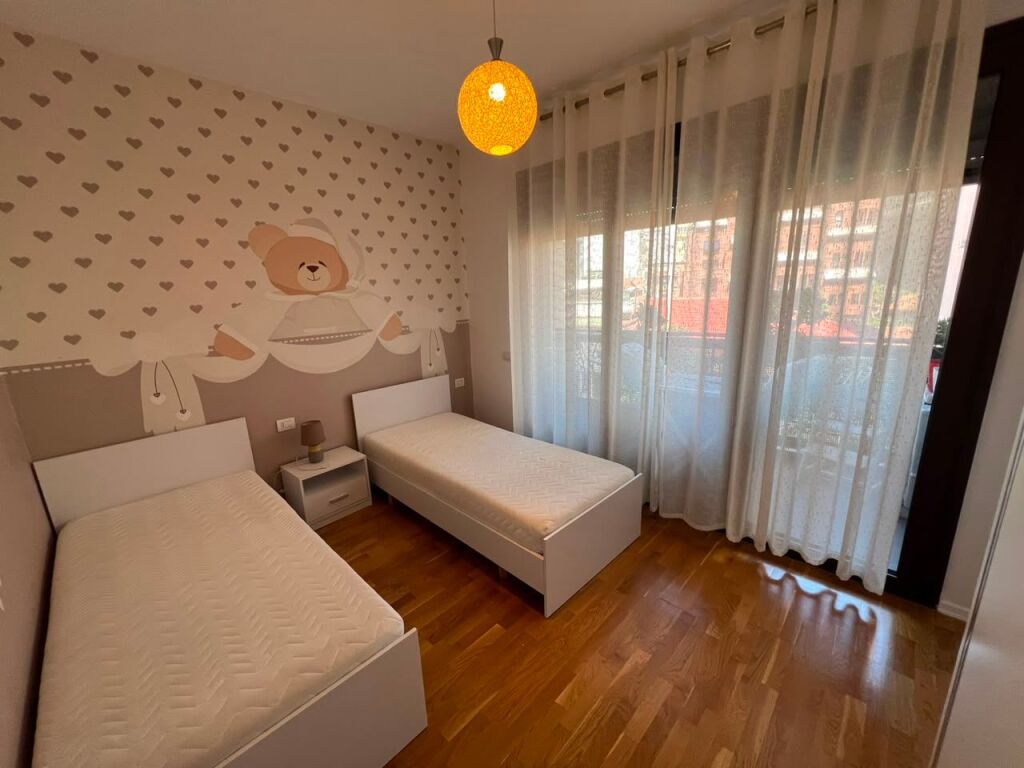 Qira Apartament 2+1 tek rruga Barrikadave !!