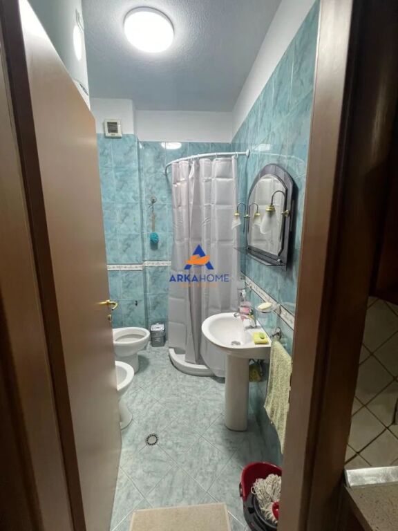 JEPET APARTAMENT ME QERA 1+1 "PRANË RRUGËS PROKOP MYZEQARI" 50.000 LEKE – pohled 5