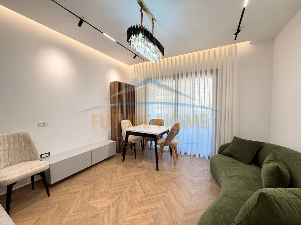 Disponojme për qira një apartament modern dhe totalisht i mobiluar, i pozicionuar në një zonë shumë të kërkuar të Unazës së Re.