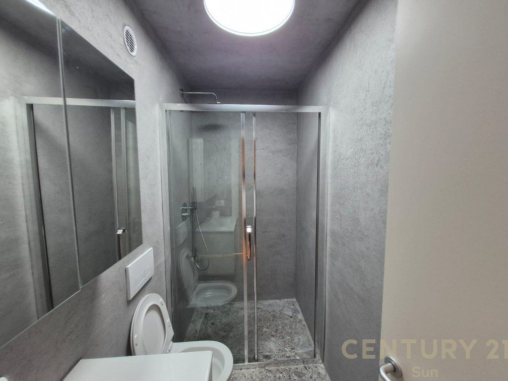 SHITET APARTAMENT 2+1 NË ZEMËR TË BLLOKUT