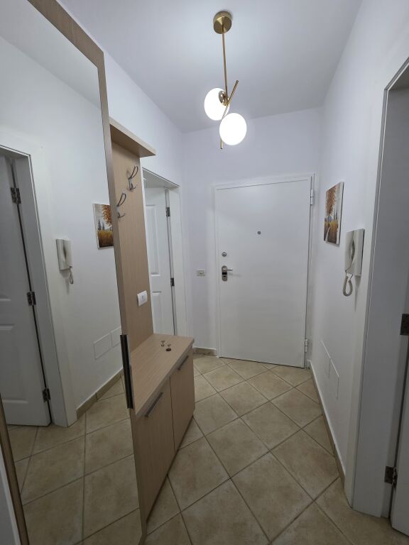 Jepet me qira apartament 1+1  📍 Vendndodhja: Tek Ish-Ekspozita 🏠 Tipologjia: 1+1 🛋️ I mobiluar plotësisht 💶 Çmimi: 650€ / muaj  Apartamenti është i organizuar në sallon me kuzhinë, një dhomë gjumi, tualet dhe ofron kushte komode për banim.  📞 Për më shumë informacion ose vizitë në pronë, kontaktoni në numrin tuaj të telefonit.