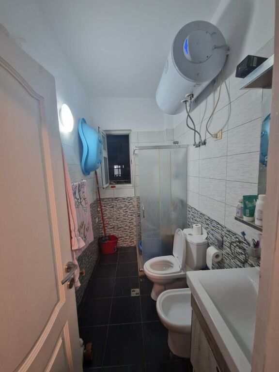 Shitet Apartament 1+1