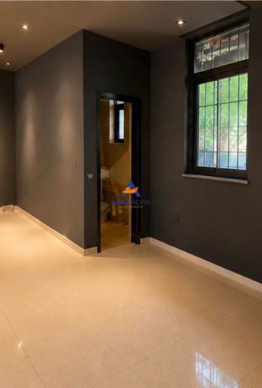 JEPET AMBIENT BIZNESI ME QERA 100M2 "PRANË SHESHIT WILSON" 200.000 LEKE
