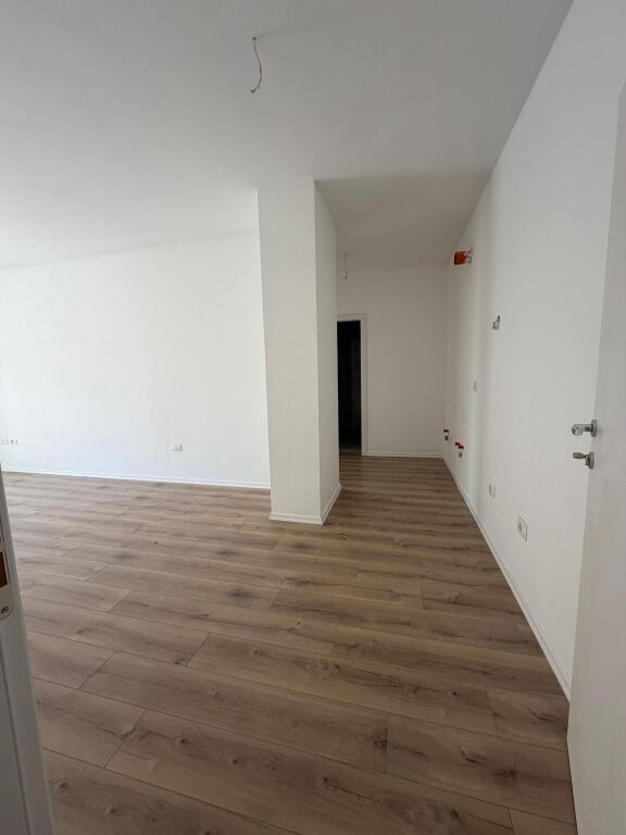 Shitet Apartament 1+1