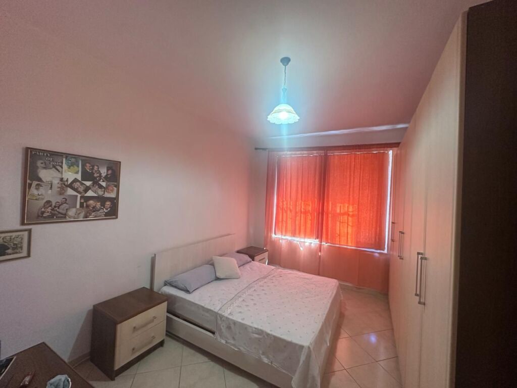 🏢Rruga e Barrikadave,jepet me qera apartament 1+1+ambient gatimi ,e mobiluar 55,000Leke
