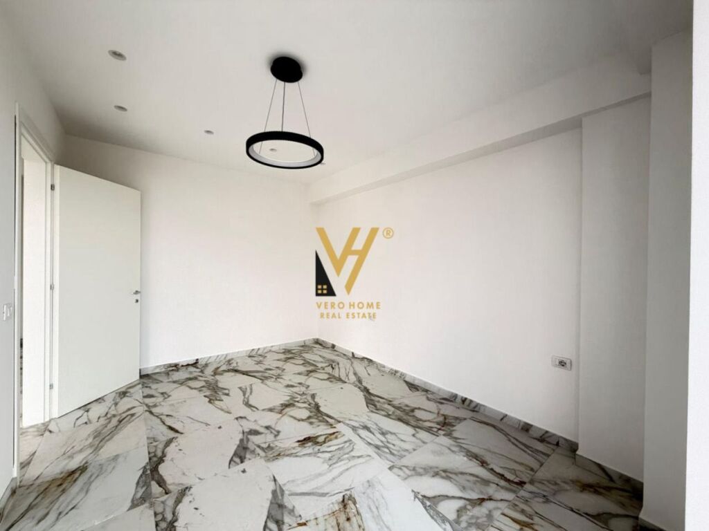 JEPET ZYRE 68 M2 ME QERA TE RRUGA E KAVAJES 1.200 EURO