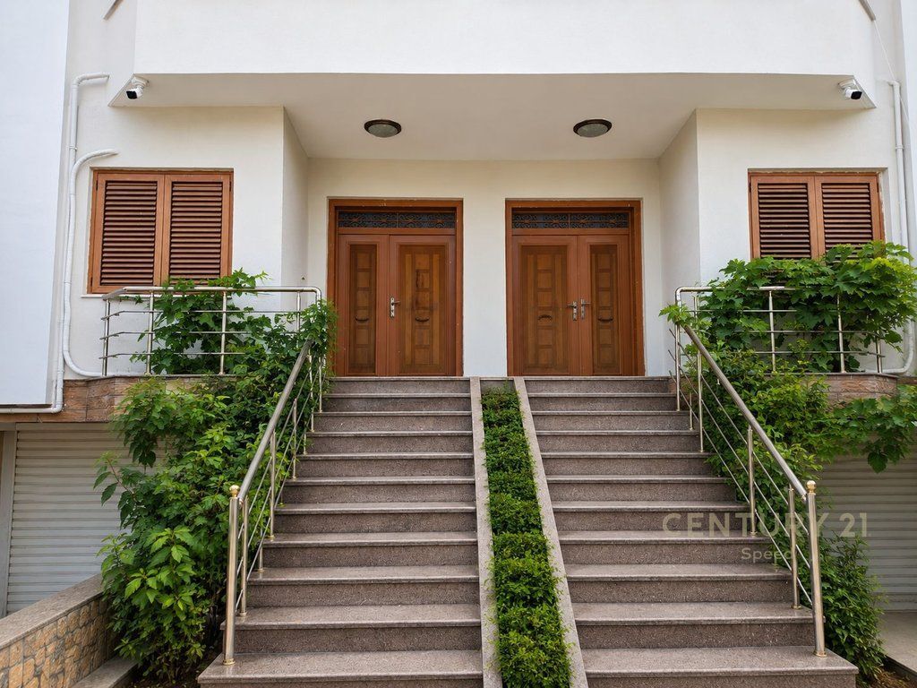 Affittasi edificio di 4 piani residenziali fuori terra + 1 piano interrato a Shkoze! 1.500 € /Mese