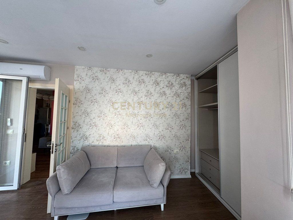 Rruga e Barrikadave, apartament 2+1+2 me qira 700 € /Muaj