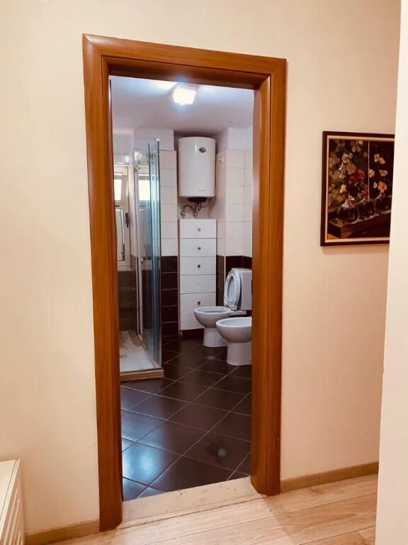 🏡 Affittasi appartamento 2+1 + cucina separata – Di fronte alla nuova maternità 65.000 Lek/mese