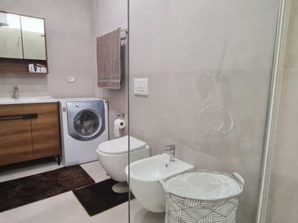 Ofrohet me qera apartament 1+1 ne Rrugen e Elbasanit , prane Vilave Gjermane