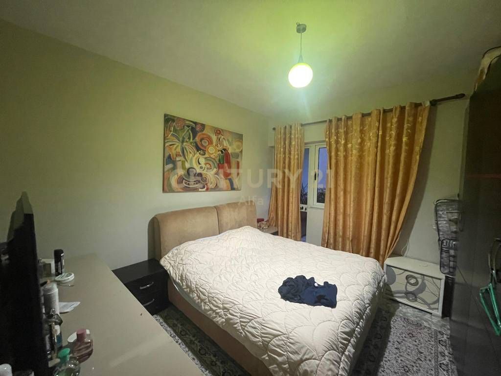 Apartament 2+1 me Verande per shitje te Komuna e Parisit