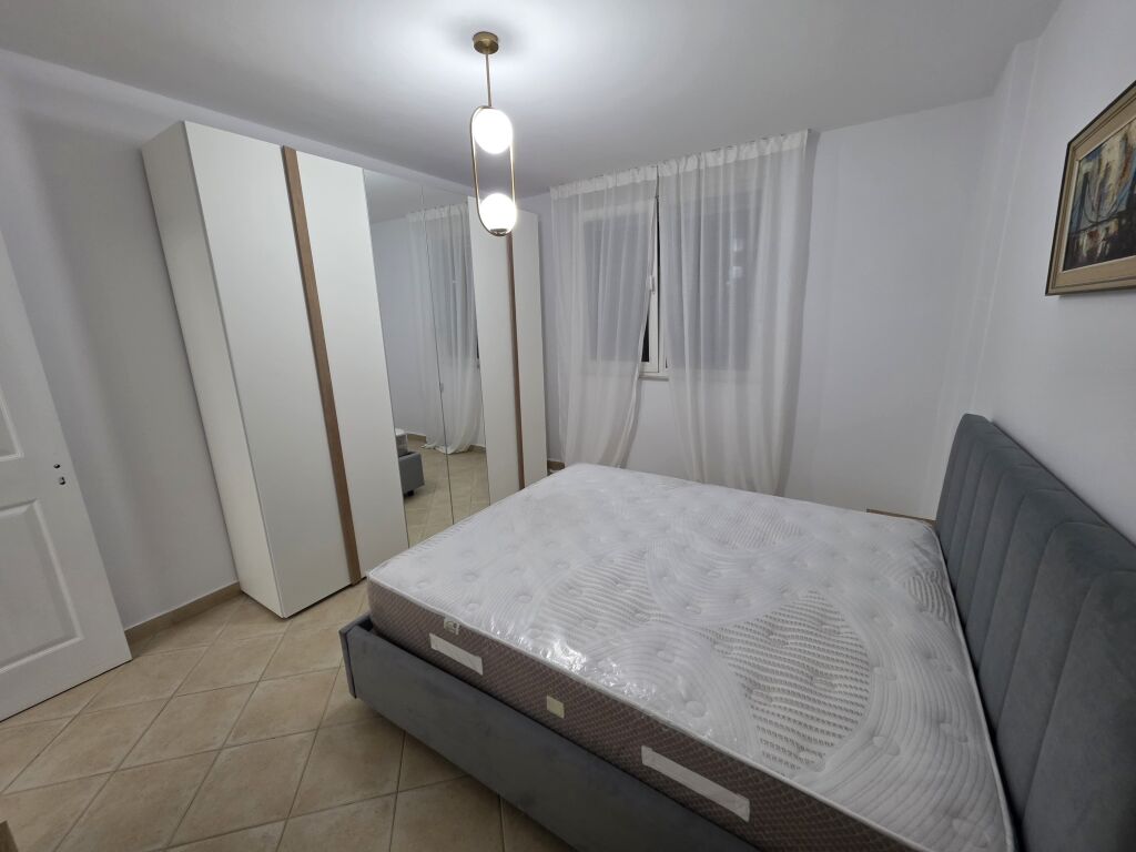 Jepet me qira apartament 1+1  📍 Vendndodhja: Tek Ish-Ekspozita 🏠 Tipologjia: 1+1 🛋️ I mobiluar plotësisht 💶 Çmimi: 650€ / muaj  Apartamenti është i organizuar në sallon me kuzhinë, një dhomë gjumi, tualet dhe ofron kushte komode për banim.  📞 Për më shumë informacion ose vizitë në pronë, kontaktoni në numrin tuaj të telefonit.