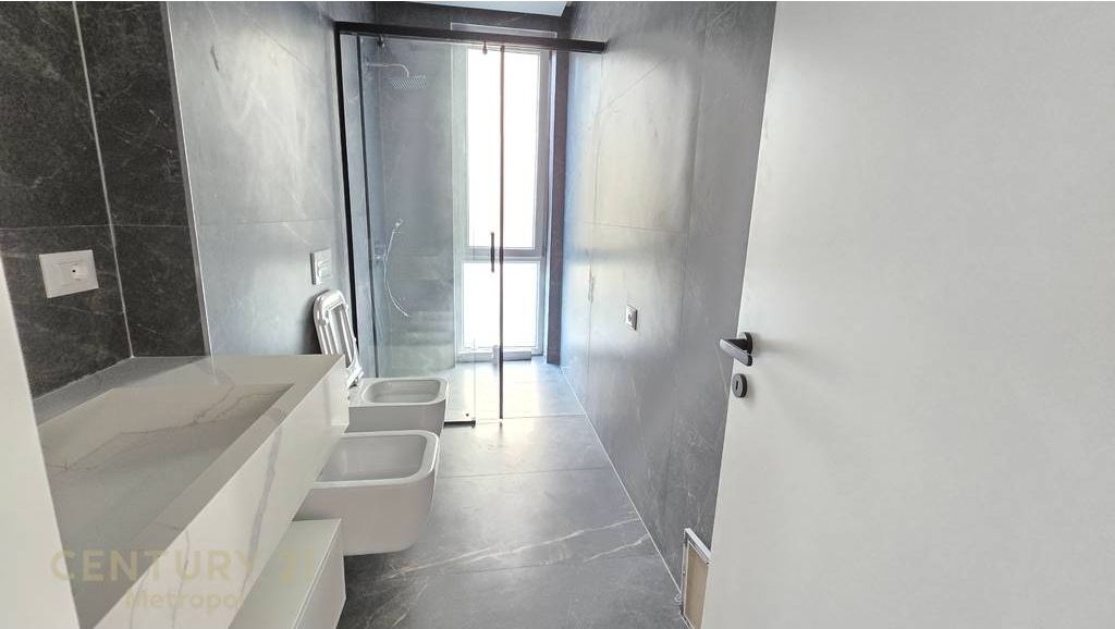 Vile me pishine per qira ne rezidence private, prane Liqenit te Thate! Metropol142923