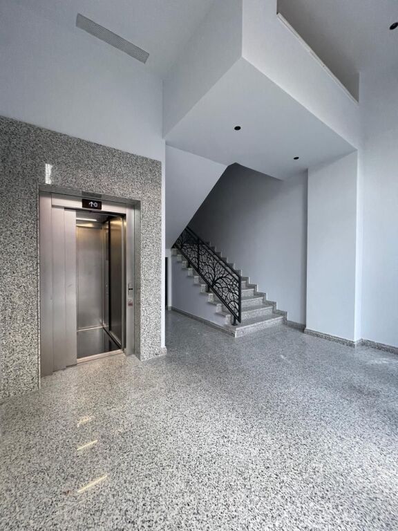 🏢 Spazio Commerciale Premium in Affitto – Complesso Delijorgji