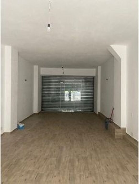 AMBIENTE IN VENDITA --PALAZZO CON FRECCE