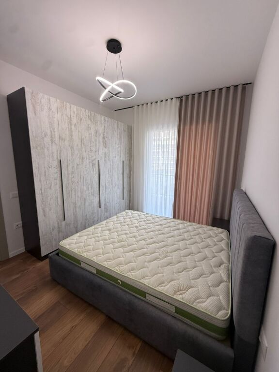 🏡 Affittasi 1+1 a Paskuqan  ✨ Appena arredato 🛗 Nuovo edificio (2026) con ascensore 🚗 Posto auto incluso 📍 Paskuqan  💰 50.000 lek/mese (500 mila lek vecchi), trattabile.  📩 Per maggiori informazioni, contattaci in DM.