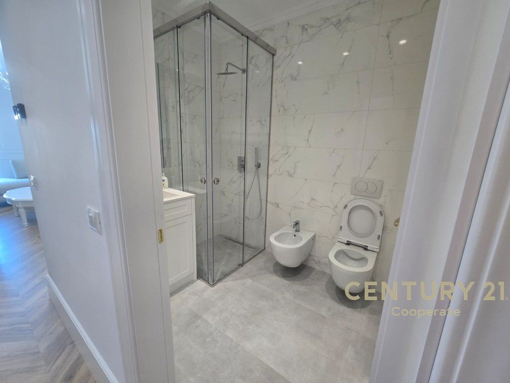 Shitet apartament 2+1+2 në Downtown One, Tiranë