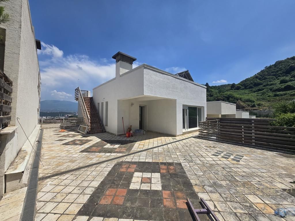 Villa with pool for rent in Kodra e Diellit 2.