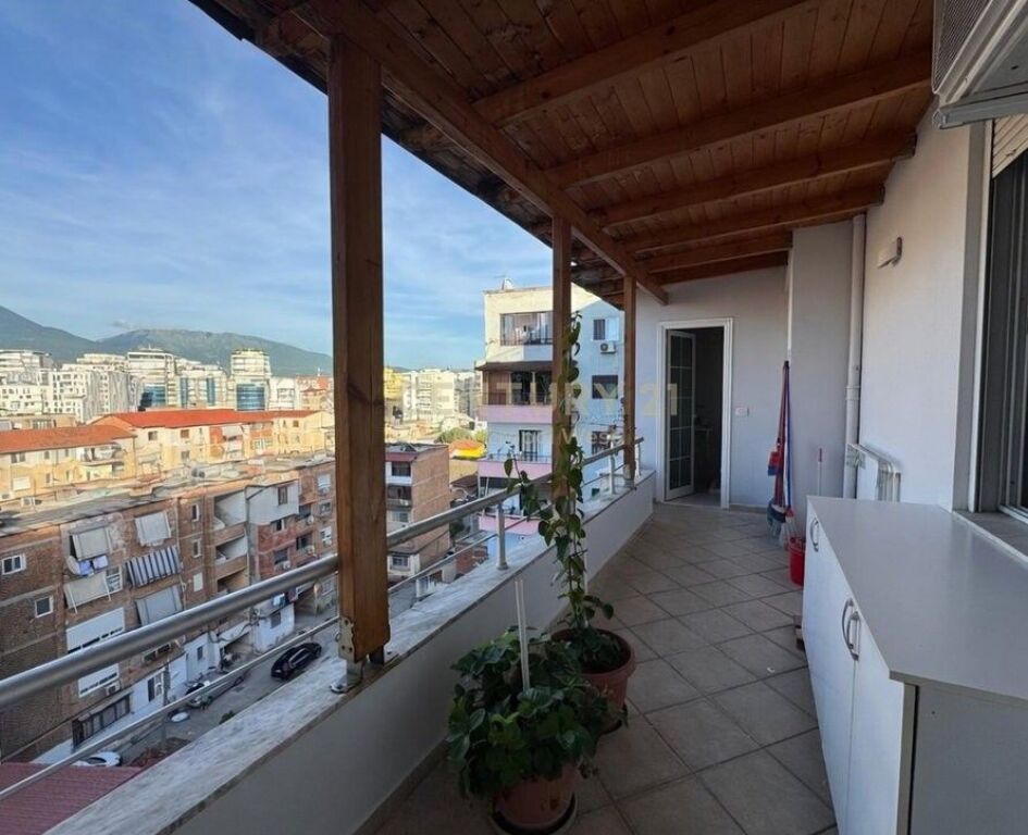 Via Barrikadave, appartamento 2+1+2 in affitto