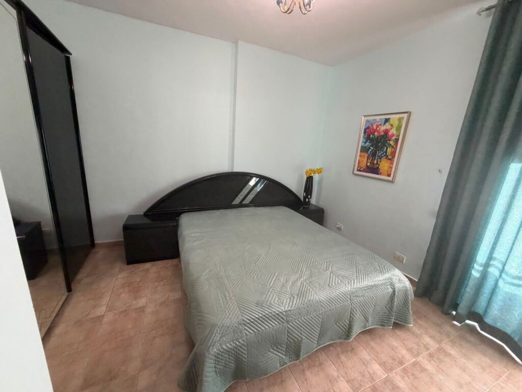 Jepet me qera 1+1 te Komuna e Parisit