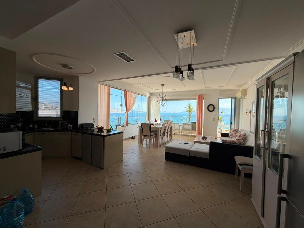 Occasione! Appartamento 3+1+3 in vendita con vista aperta sul mare a Saranda.
